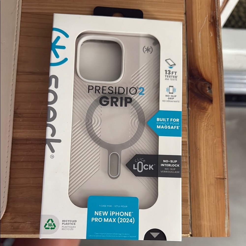 Speck Bleached Bone Presidio2 Grip Case iphone 16pro max